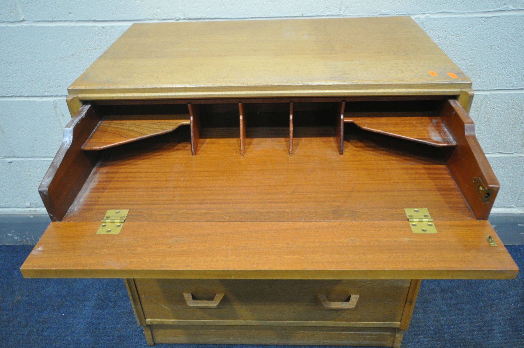 A G PLAN BRANDON OAK DESK/CHEST OF DRAWERS, the top serpentine drawer with a writing surface, - Bild 2 aus 2