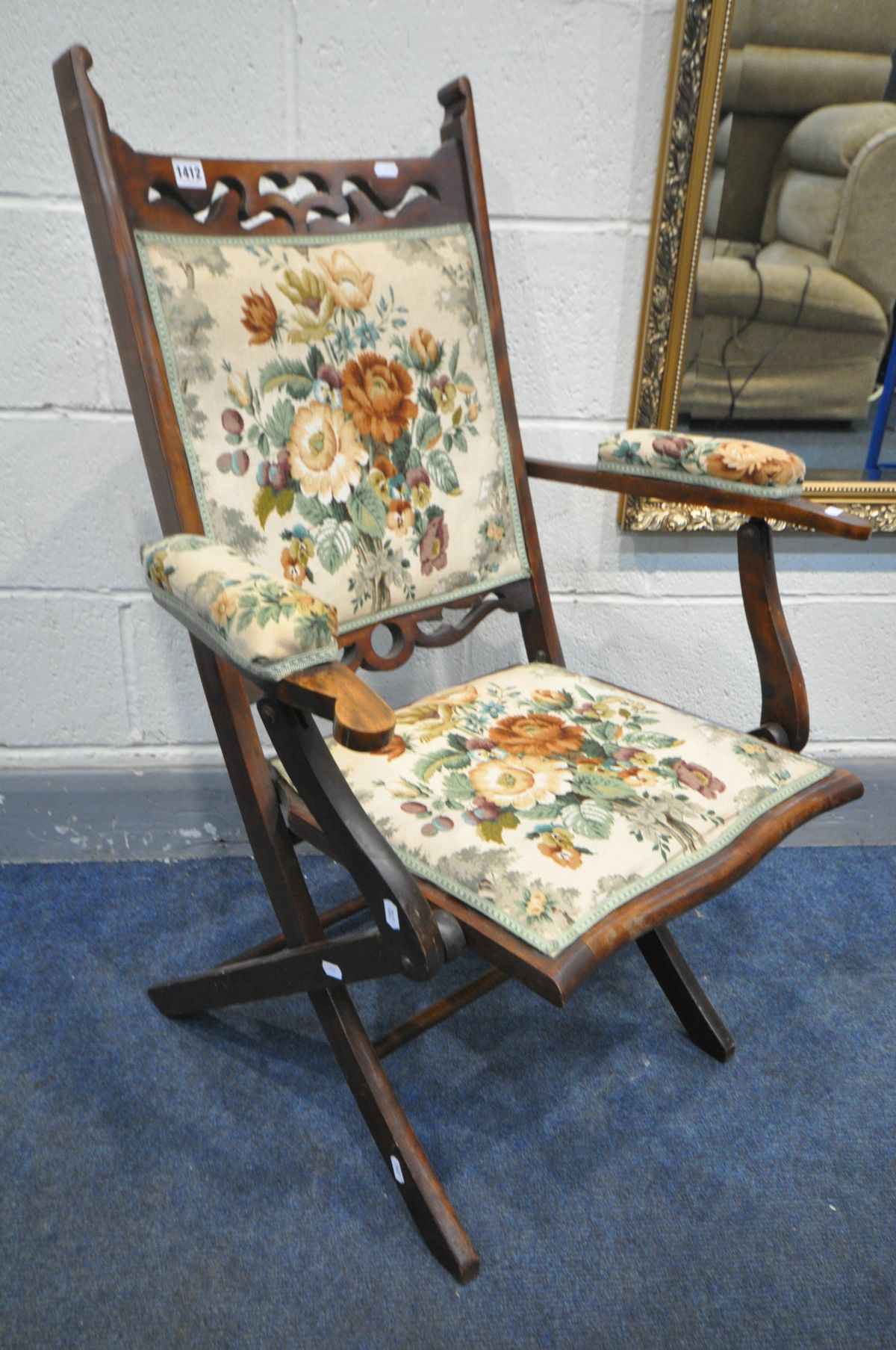 AN EARLY 20TH CENTURY BEECH FOLDING ARMCHAIR, with open armrests, along with a gilt wood bevelled - Bild 2 aus 4