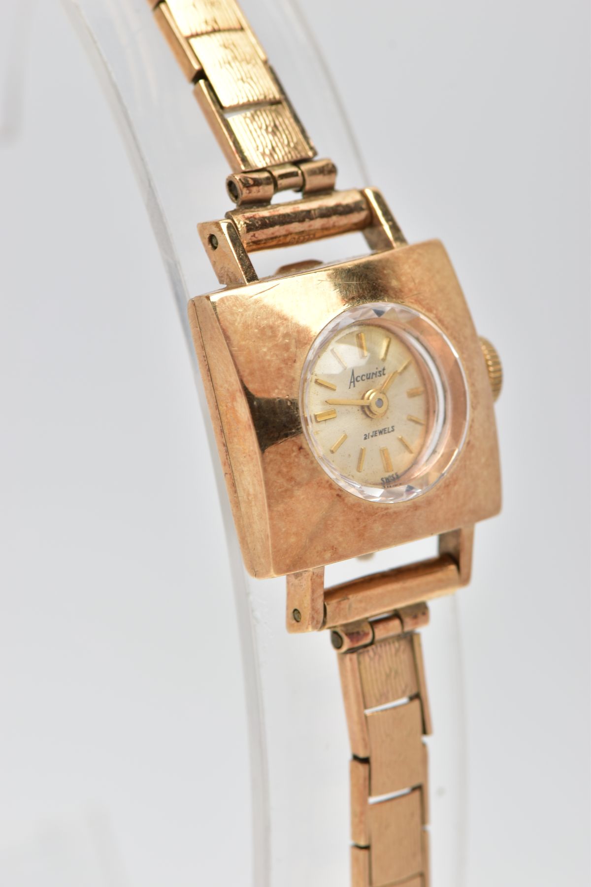 A LADYS 9CT GOLD 'ACCURIST' WRISTWATCH, hand wound movement, round gold dial signed 'Accurist, 21 - Image 3 of 6