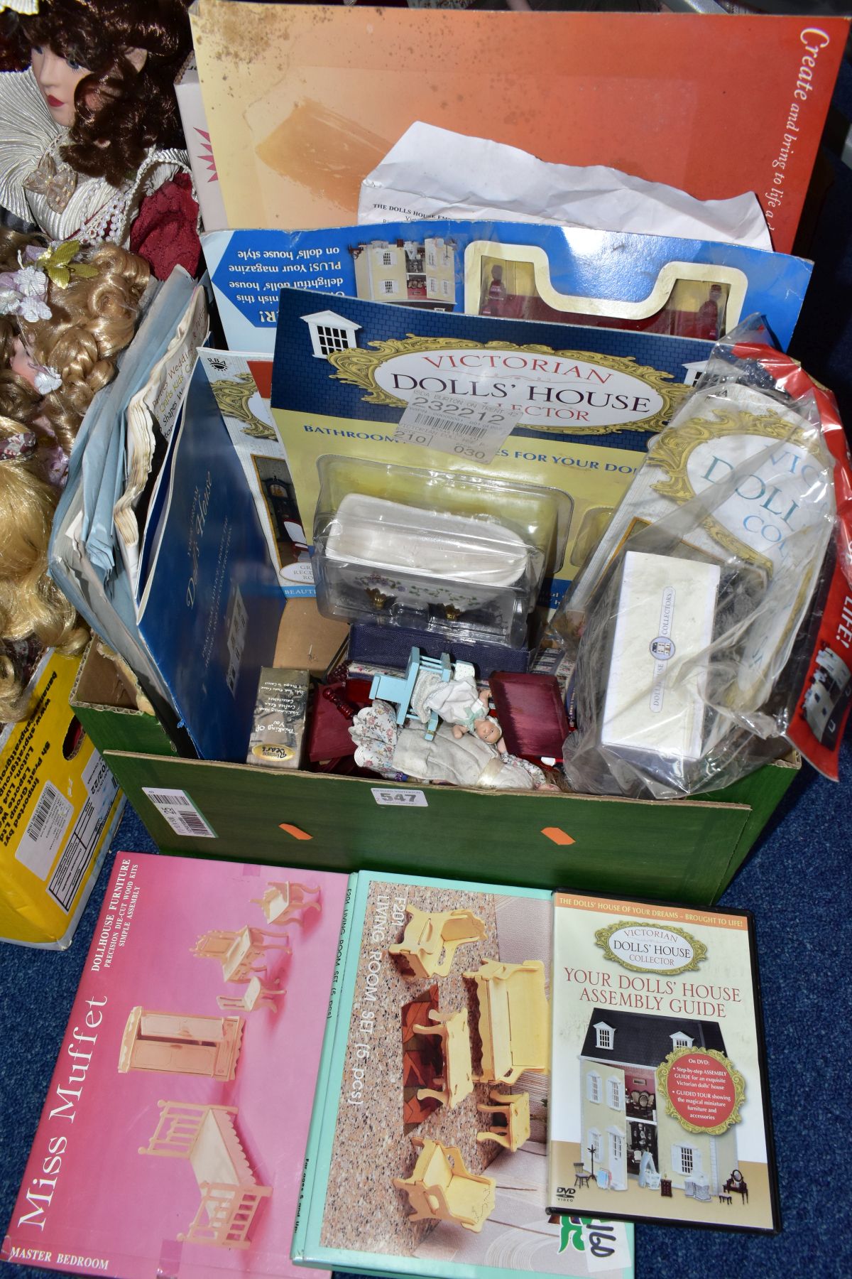 FOUR BOXES OF BOXED AND LOOSE COLLECTORS DOLLS, MODERN DOLLS' HOUSE ACCESSORIES, ETC, including - Image 5 of 8