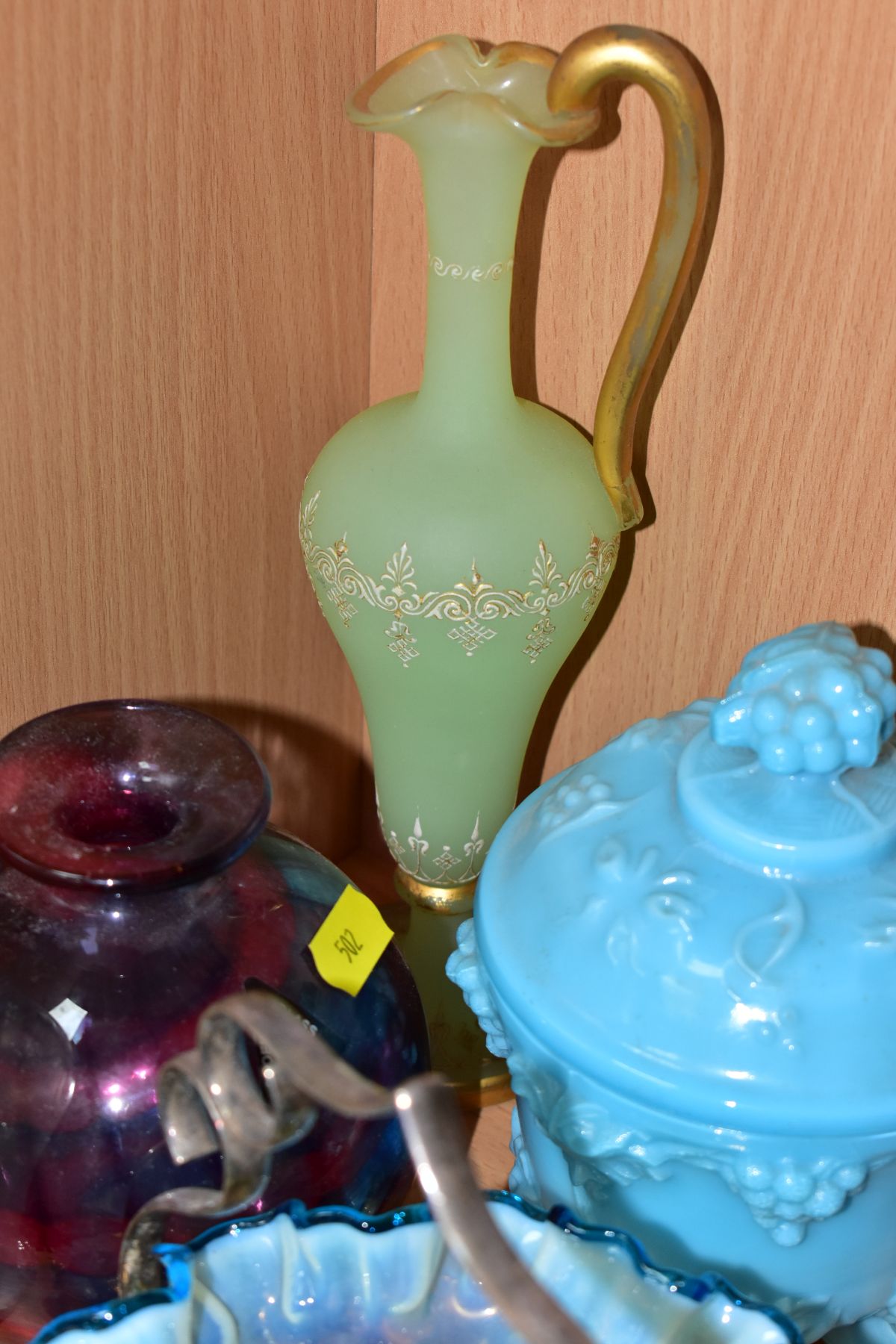 A COLLECTION OF DECORATIVE GLASS, to include a Wallace and Sanders vase with pulled swag design, - Image 5 of 11