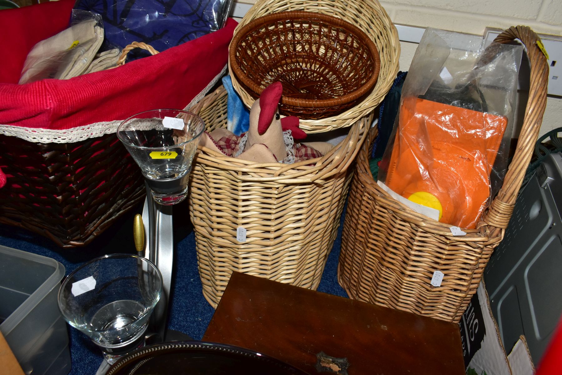 FOUR BOXES AND LOOSE LPS, CDS, WICKER BASKETS, LOOSE KITCHEN CUTLERY, METALWARE AND HOUSEHOLD - Image 11 of 14