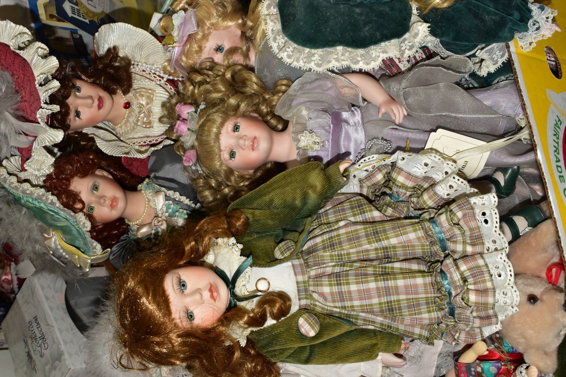 FOUR BOXES OF BOXED AND LOOSE COLLECTORS DOLLS, MODERN DOLLS' HOUSE ACCESSORIES, ETC, including - Image 3 of 8