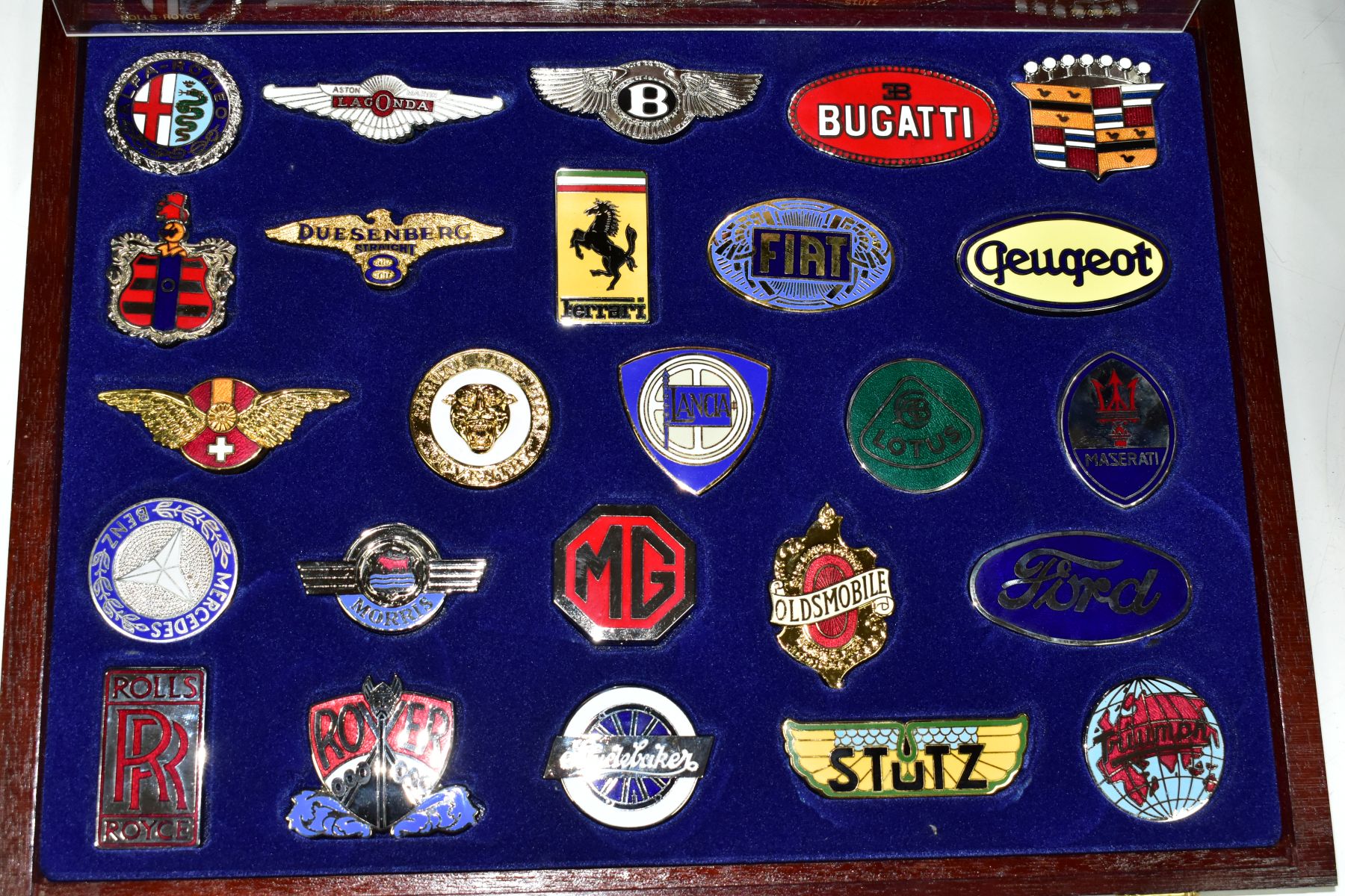 A COLLECTION OF TWENTY FIVE 'BADGES OF THE WORLD'S GREAT MOTOR CARS', issued by Danbury Mint, the - Image 4 of 6