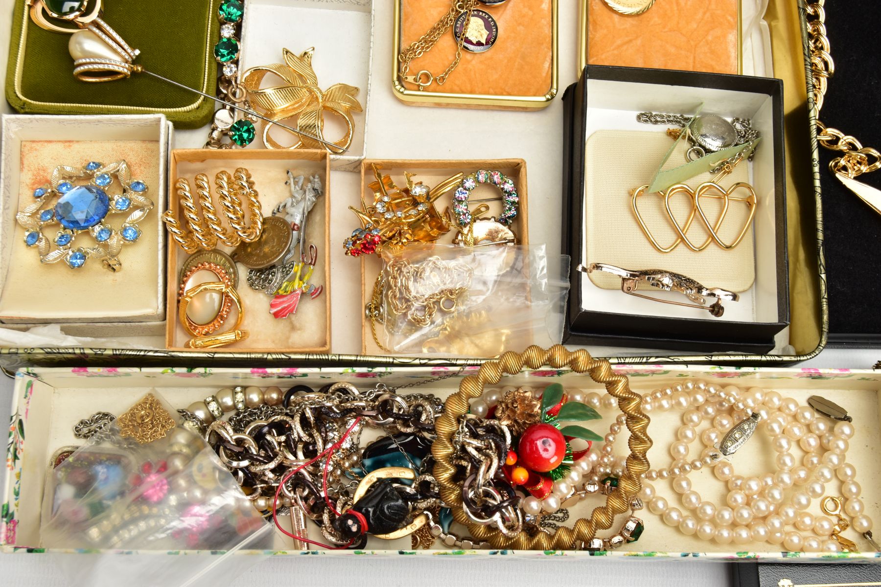 A BOX OF ASSORTED COSTUME JEWELLERY, to include two boxed Monet necklaces, a boxed Monet bracelet - Image 5 of 5