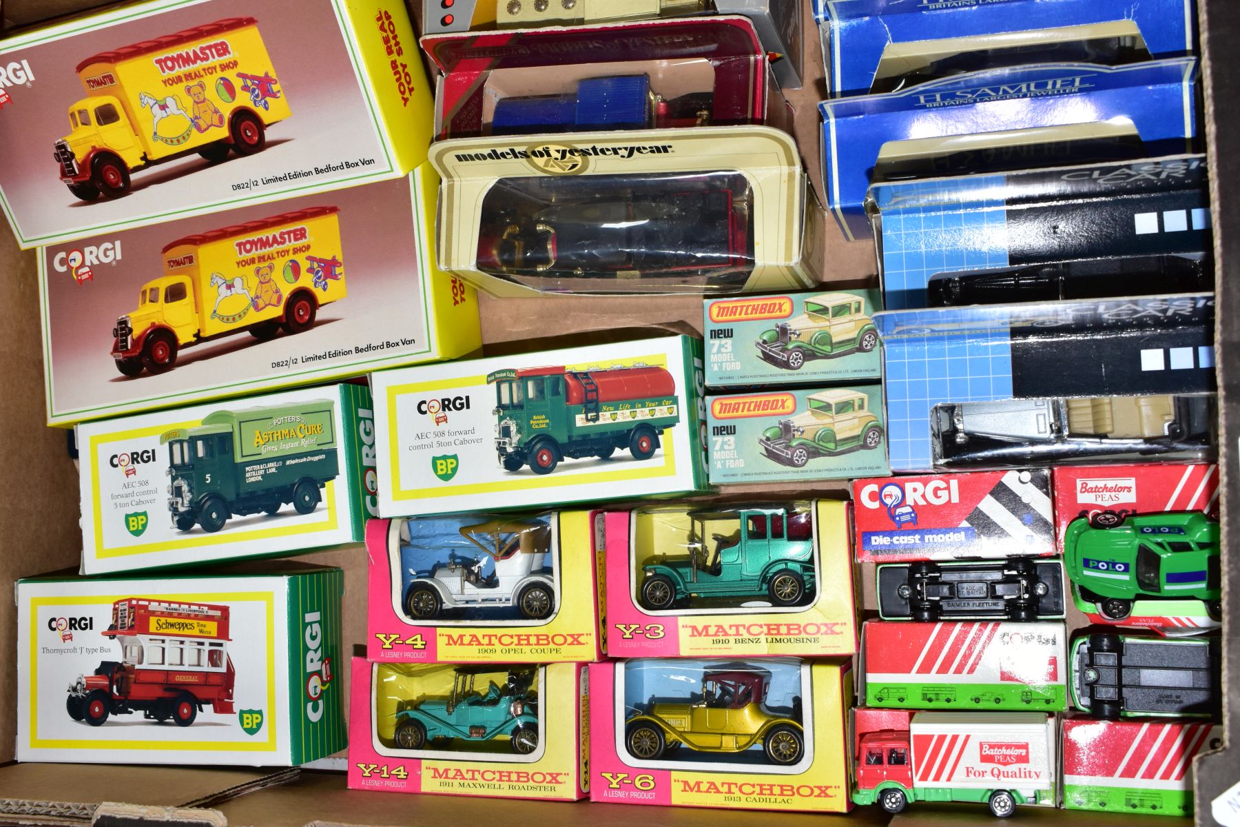 A BOX OF BOXED AND LOOSE CORGI, MATCHBOX AND LLEDO DIECAST VEHICLES, ETC, including two Corgi