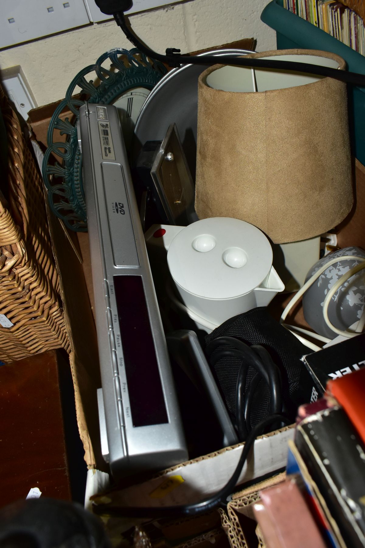 FOUR BOXES AND LOOSE LPS, CDS, WICKER BASKETS, LOOSE KITCHEN CUTLERY, METALWARE AND HOUSEHOLD - Image 12 of 14