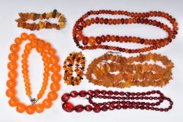 AN ASSORTMENT OF AMBER, COPAL AND BEADED JEWELLERY, to include an unpolished assorted size amber