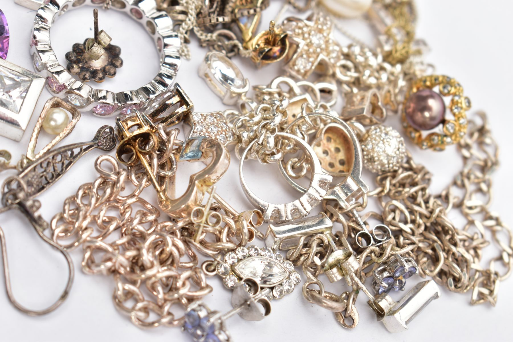 A BAG OF ASSORTED SILVER AND WHITE METAL JEWELLERY, to include a white metal belcher link charm - Image 3 of 3