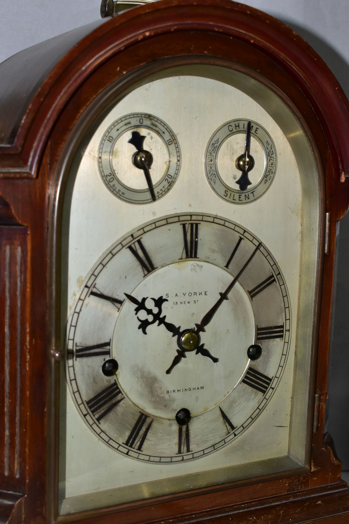 AN EARLY 20TH CENTURY MAHOGANY CASED DOME TOP CHIMING BRACKET CLOCK, hinged brass carrying handle to - Image 10 of 10