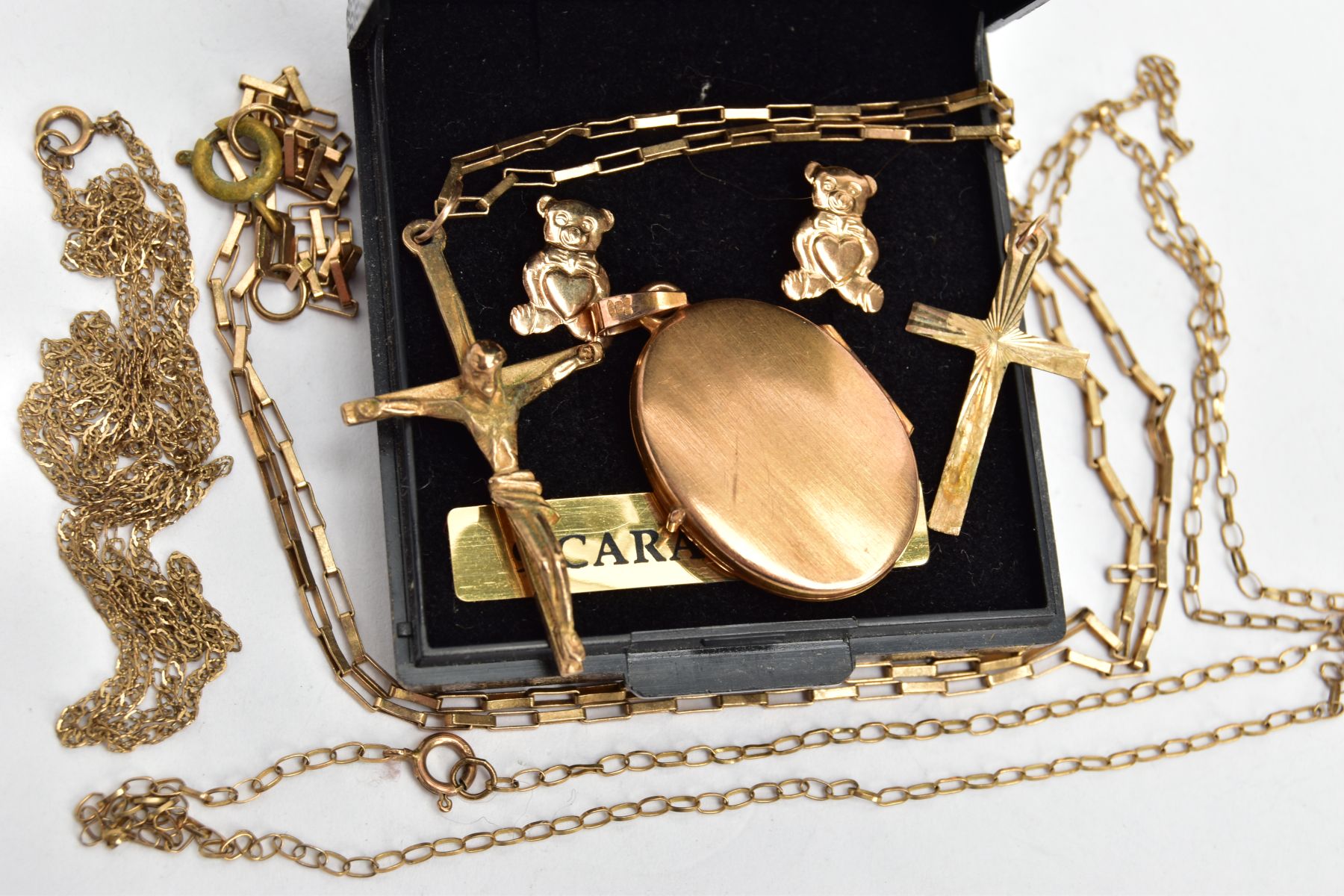 A SELECTION OF 9CT GOLD AND YELLOW METAL JEWELLERY, to include an oval locket engraved with a floral - Image 2 of 3