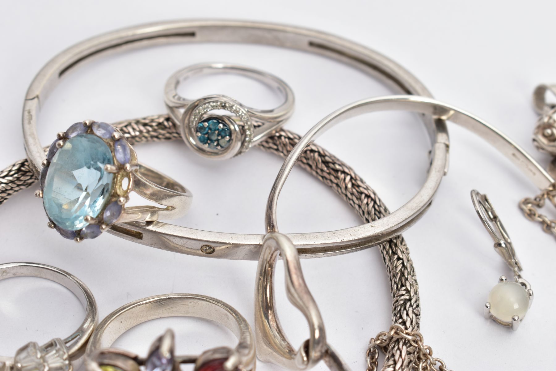 A BAG OF ASSORTED JEWELLERY, to include a silver heart detailed bangle hallmarked London, a heavy - Image 4 of 4