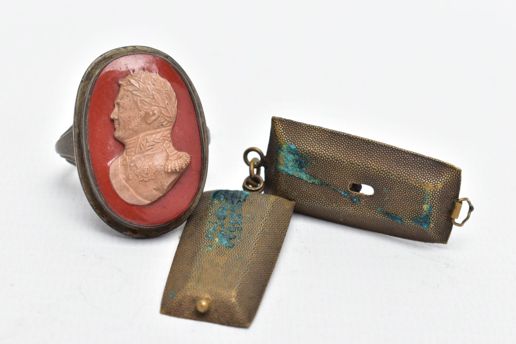 A WHITE METAL CAMEO RING AND A PENDANT, the ring of an oval form, stone cameo depicting a - Image 3 of 4