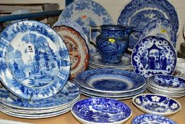 A QUANTITY OF 19TH AND 20TH CENTURY BLUE AND WHITE TRANSFER PRINTED POTTERY AND PORCELAIN PLATES,