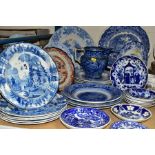 A QUANTITY OF 19TH AND 20TH CENTURY BLUE AND WHITE TRANSFER PRINTED POTTERY AND PORCELAIN PLATES,