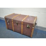 A VINTAGE WOODEN BANDED TRAVELLING TRUNK, width 91cm x depth 54cm x height 50cm