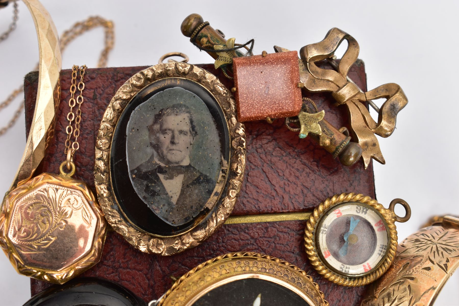 AN ASSORTMENT OF EARLY 20TH CENTURY YELLOW METAL JEWELLERY, to include a yellow metal floral - Image 3 of 3