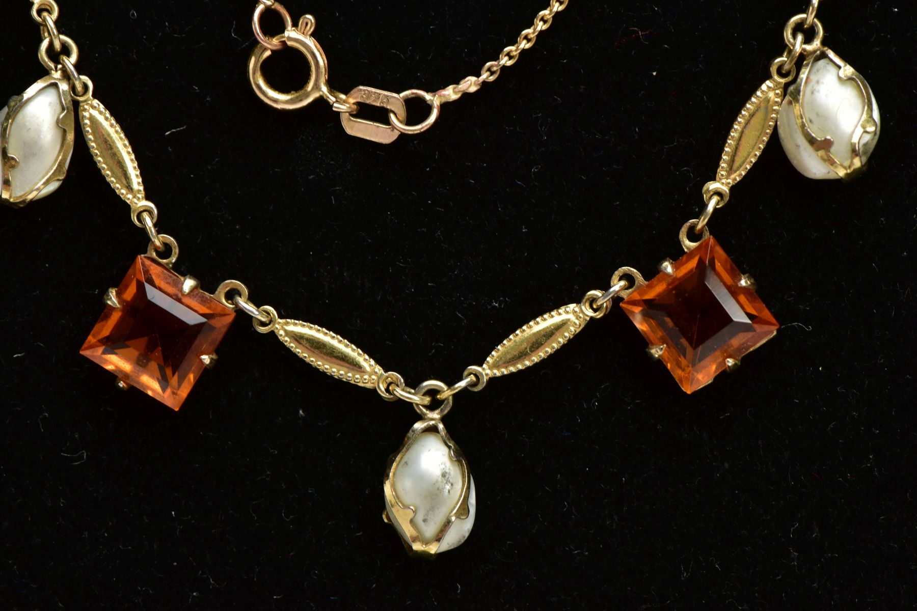 A 9CT GOLD TOPAZ AND PEARL NECKLACE, fine cable chain fitted with oval textured links interspaced - Image 2 of 4