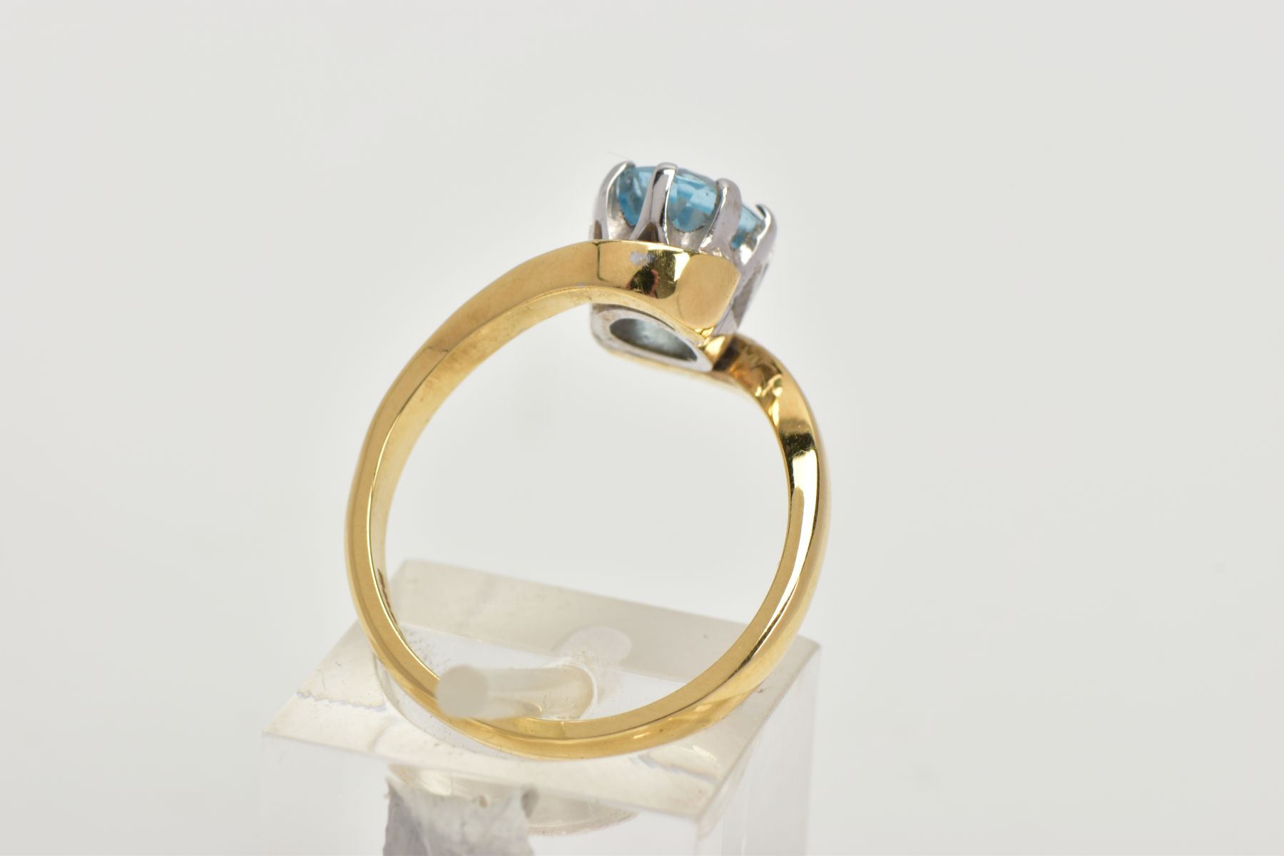 AN 18CT GOLD AQUAMARINE RING, an oval cut aquamarine, approximate dimensions length 8mm x width 6mm, - Image 3 of 4