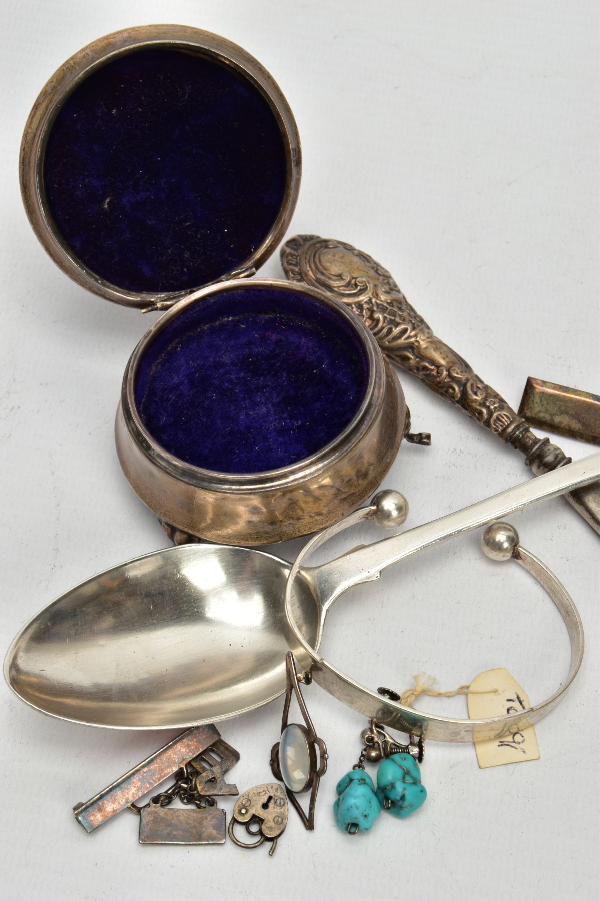 AN ASSORTMENT OF SILVER AND WHITE METAL ITEMS, to include an AF silver trinket box, of a circular - Image 5 of 5