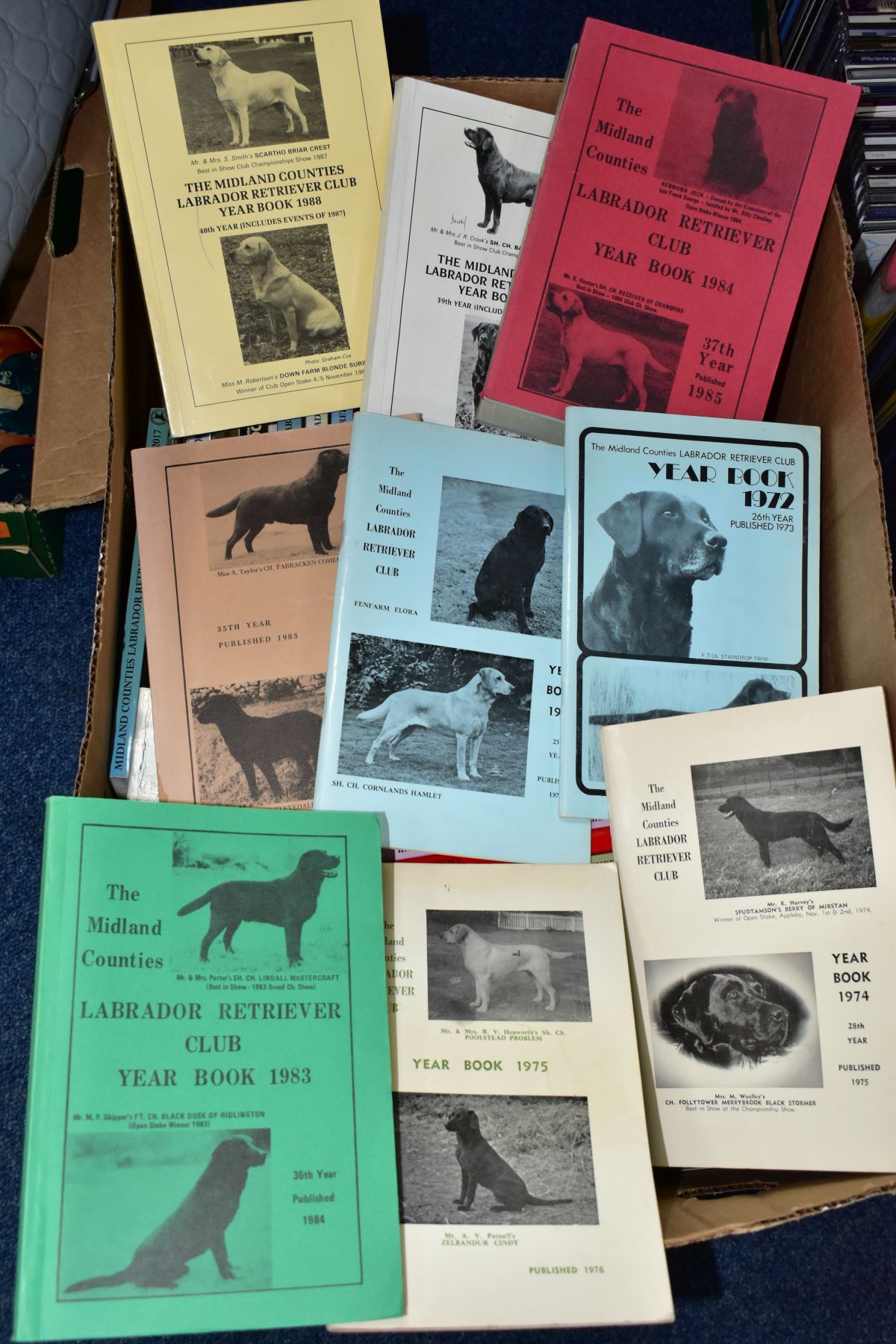 A BOX OF MIDLAND COUNTIES LABRADOR RETRIEVER CLUB YEAR BOOKS AND OTHER BOOKS ABOUT DOGS, to - Image 3 of 3
