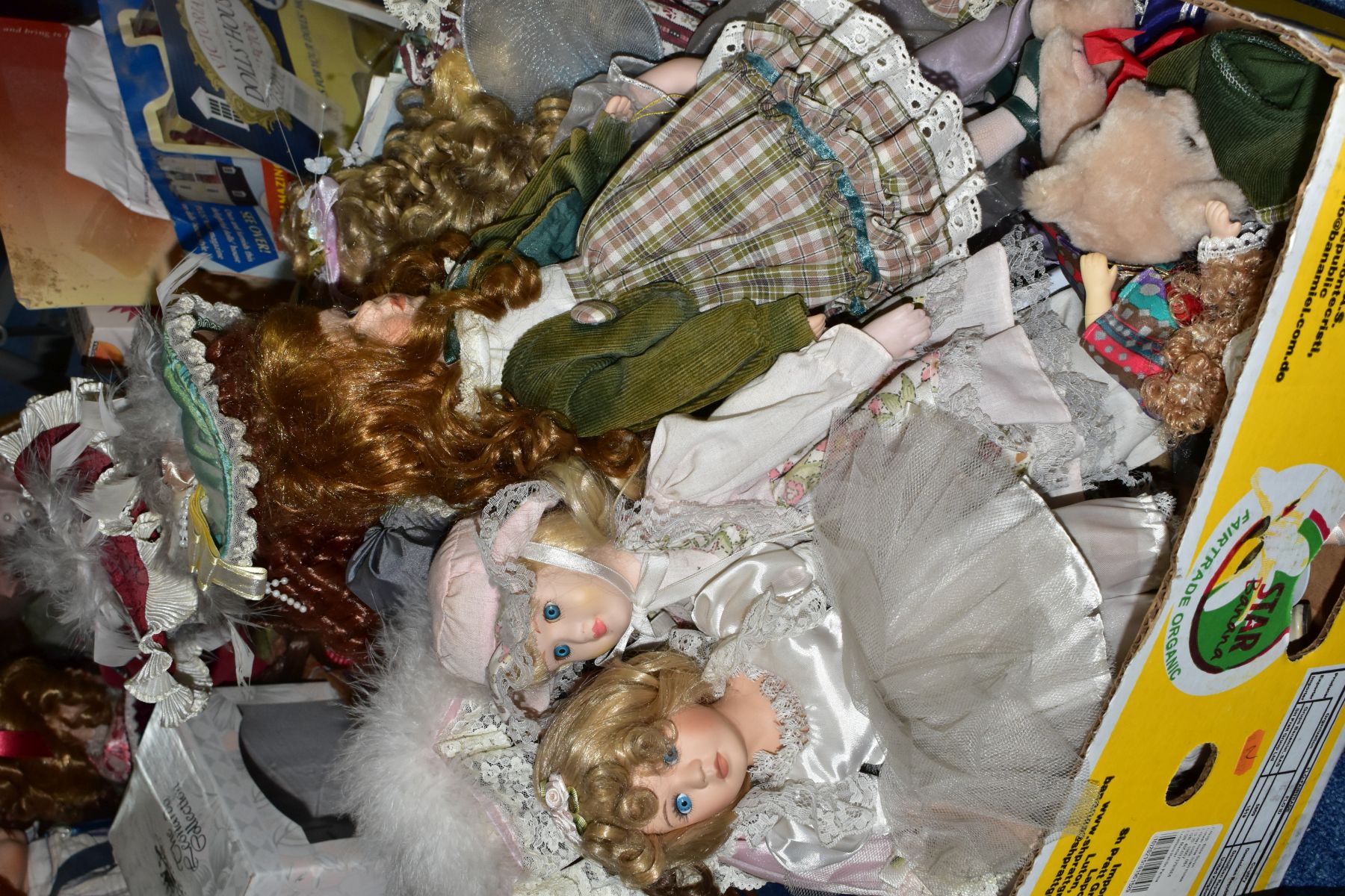 FOUR BOXES OF BOXED AND LOOSE COLLECTORS DOLLS, MODERN DOLLS' HOUSE ACCESSORIES, ETC, including - Image 2 of 8