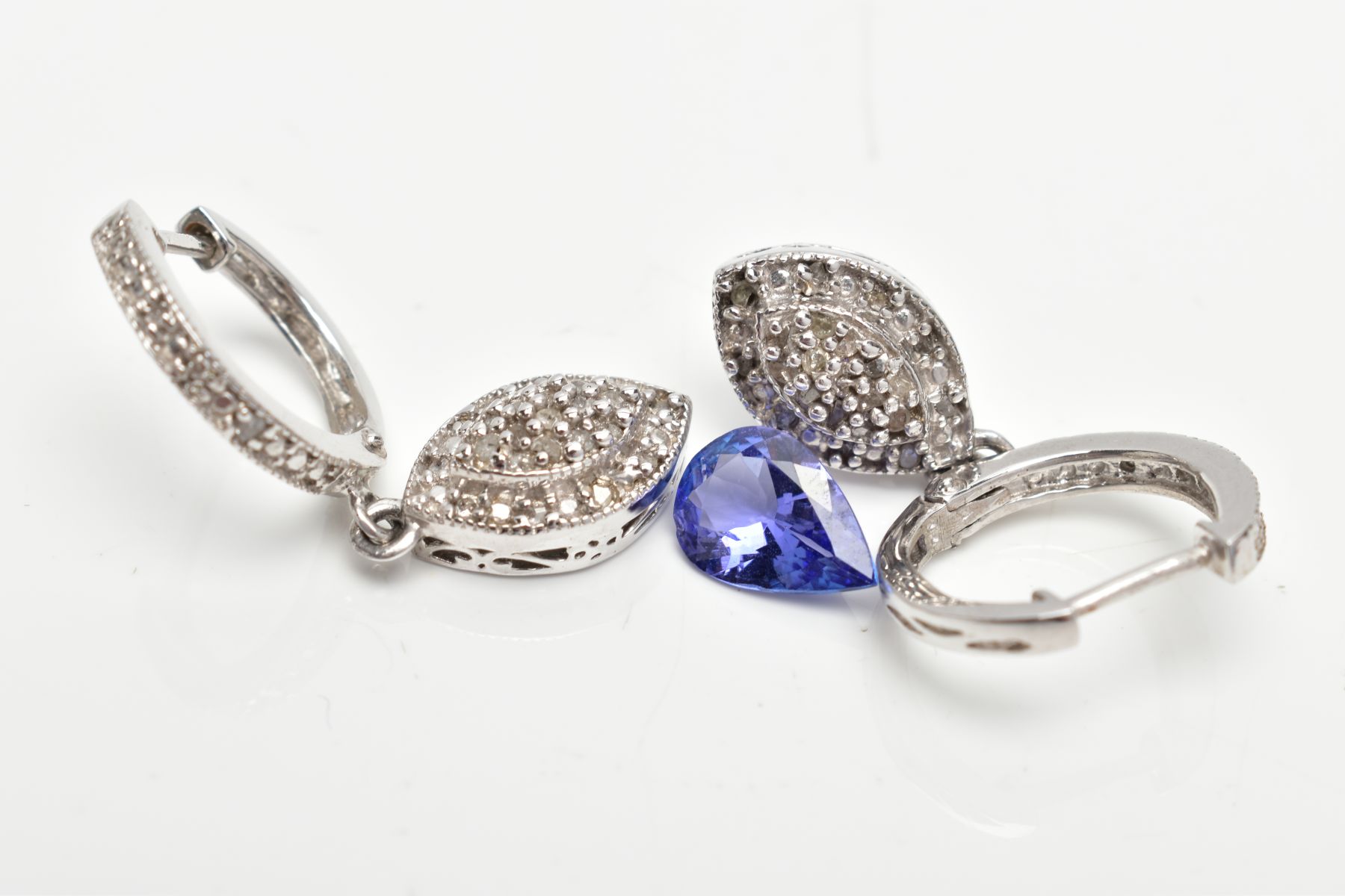 A PEAR CUT TANZANITE STONE AND A PAIR OF WHITE METAL DROP EARRINGS, loose pear cut tanzanite, - Image 2 of 3