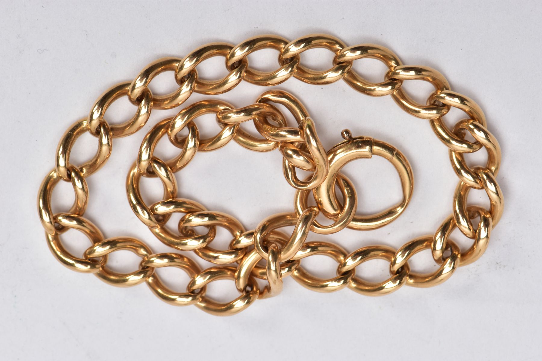 AN 18CT GOLD CURB LINK BRACELET, yellow gold curb link bracelet, each link stamped 18, fitted with a - Image 3 of 3