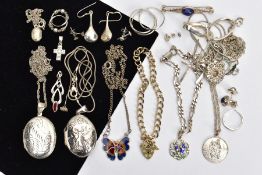 AN ASSORTMENT OF SILVER AND WHITE METAL JEWELLERY, to include a Celtic brooch set with lapis lazuli,