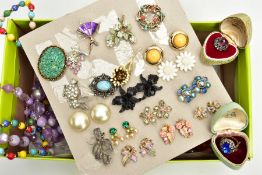 A BOX OF ASSORTED COSTUME JEWELLERY, to include a selection of clip on earrings, rings in vintage