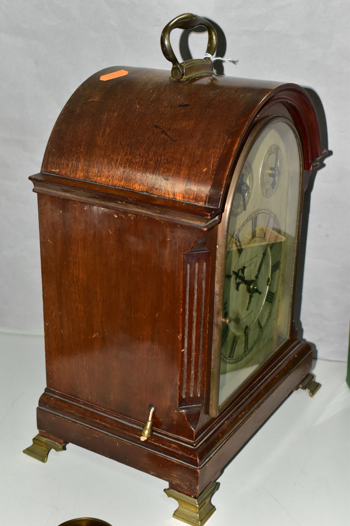 AN EARLY 20TH CENTURY MAHOGANY CASED DOME TOP CHIMING BRACKET CLOCK, hinged brass carrying handle to - Image 4 of 10