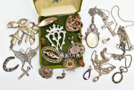AN ASSORTMENT OF SILVER AND WHITE METAL JEWELLERY, to include a floral brooch hallmarked sterling