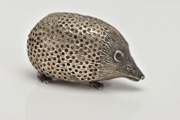AN EARLY 20TH CENTURY SILVER PIN CUSHION, of a realistically textured hedgehog, openwork pin cushion