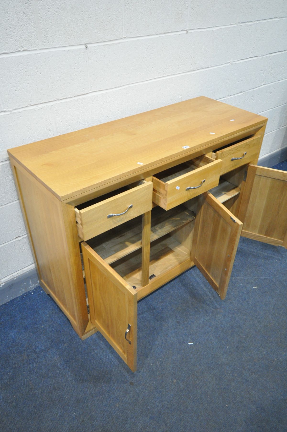 A PARTIALLY SOLID GOLDEN OAK SIDEBOARD, three short over three long drawers, width 131cm x depth - Bild 3 aus 3