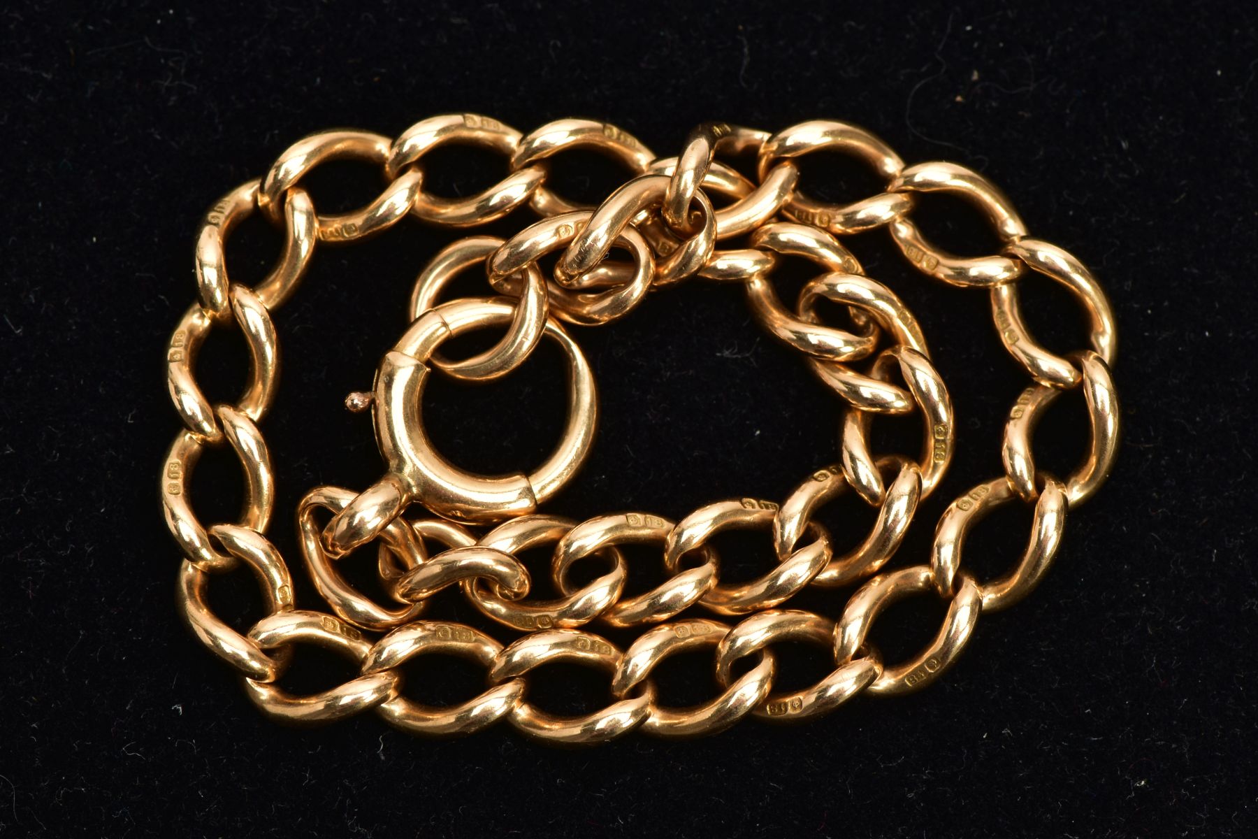 AN 18CT GOLD CURB LINK BRACELET, yellow gold curb link bracelet, each link stamped 18, fitted with a - Image 2 of 3