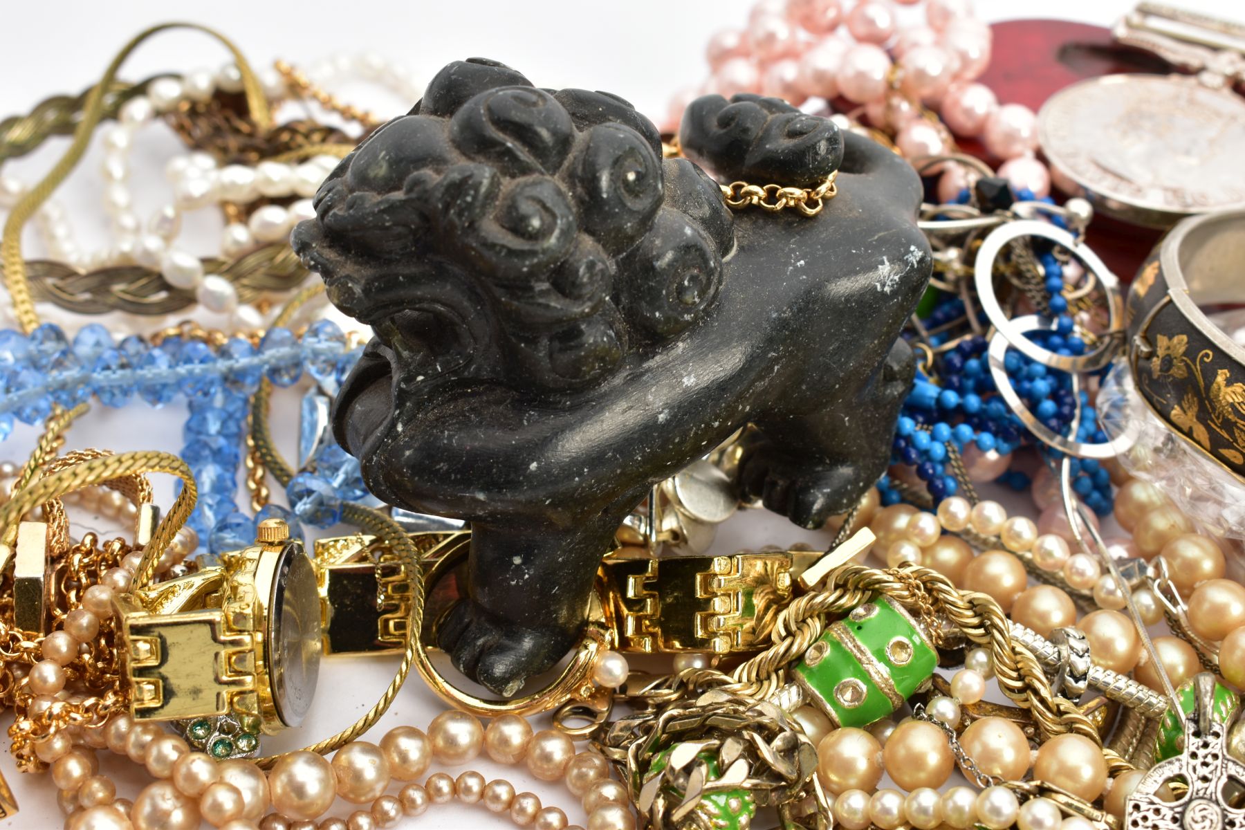 A BAG OF ASSORTED COSTUME JEWELLERY, to include white metal damascene hinged bangle unmarked, a - Image 5 of 6
