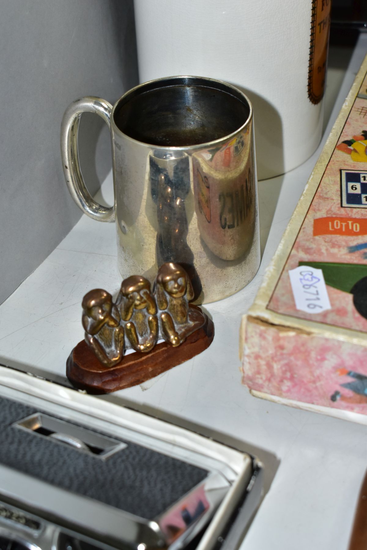 A GROUP OF POSTAL SCALES, DIECAST MODEL CARS, CERAMICS, METAL WARES AND MISCELLANEOUS ITEMS, to - Image 5 of 8