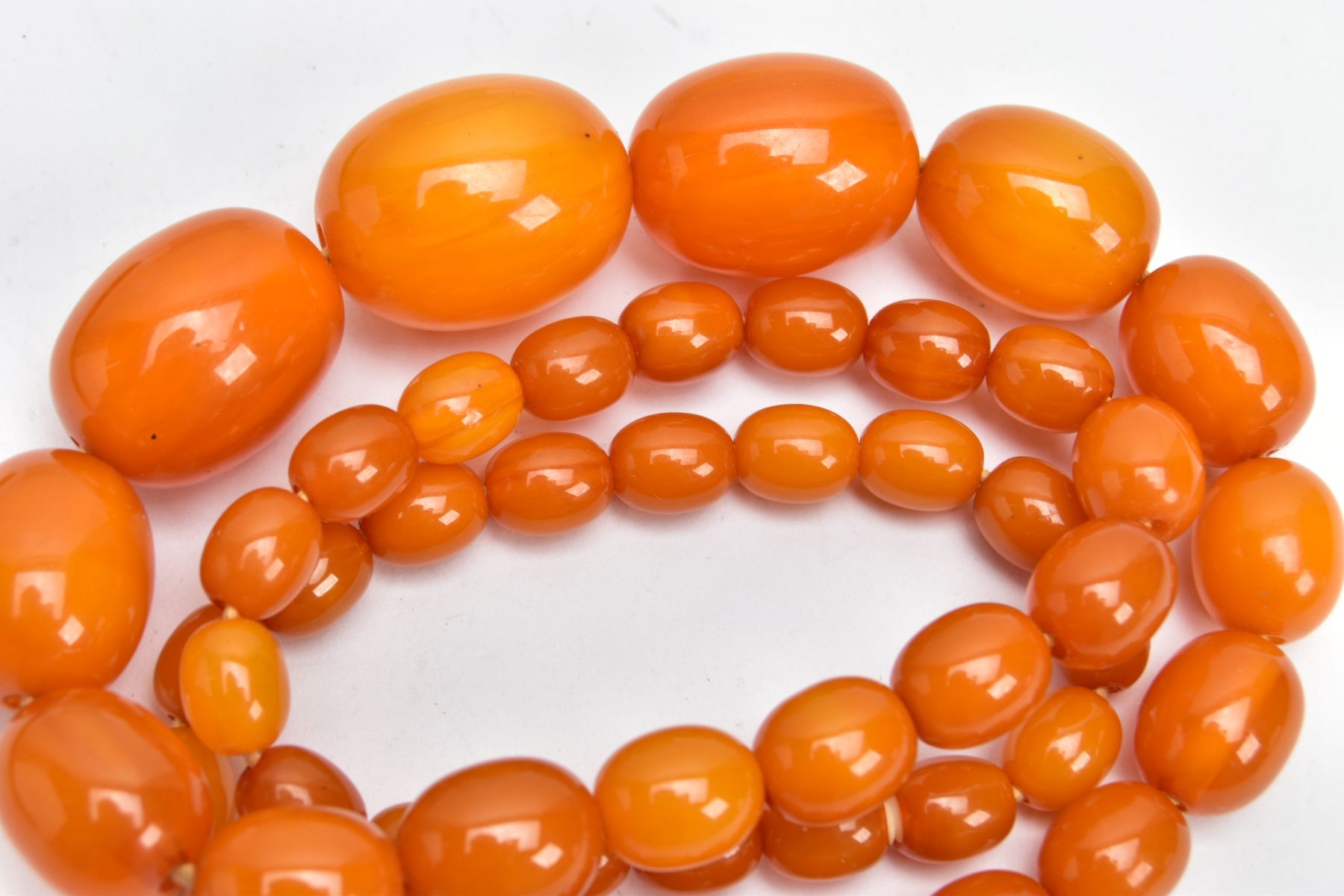 A GRADUATED AMBER COLOUR BAKELITE BEAD NECKLACE, oval graduated beads, largest measuring - Image 3 of 3