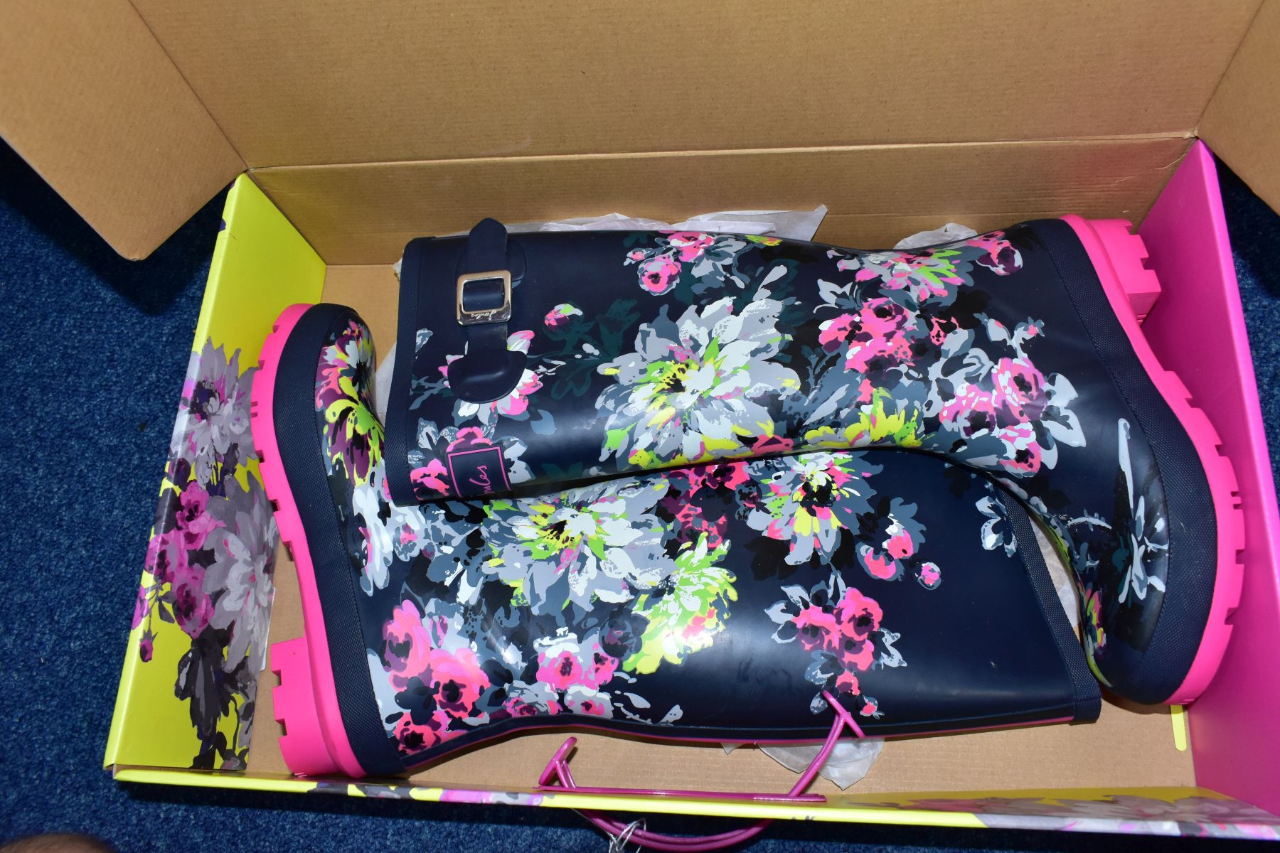 A BOXED PAIR OF UNUSED JOULES LADIES SIZE 5 WELLY BOOTS PRINTED WITH A FLORAL DESIGN, one with tag - Image 5 of 6