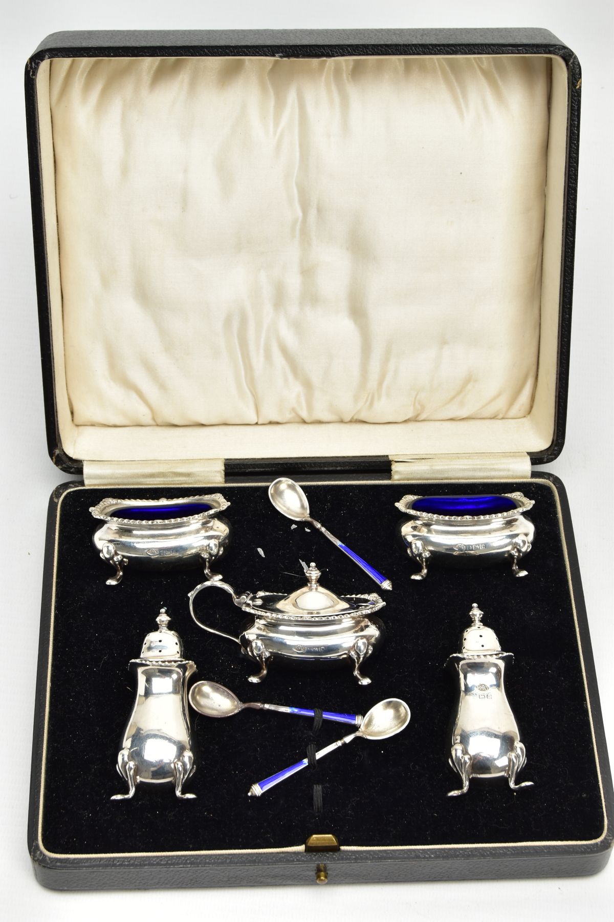 AN EARLY 20TH CENTURY FIVE PIECE SILVER CONDIMENT SET, comprising of two salts each with a blue