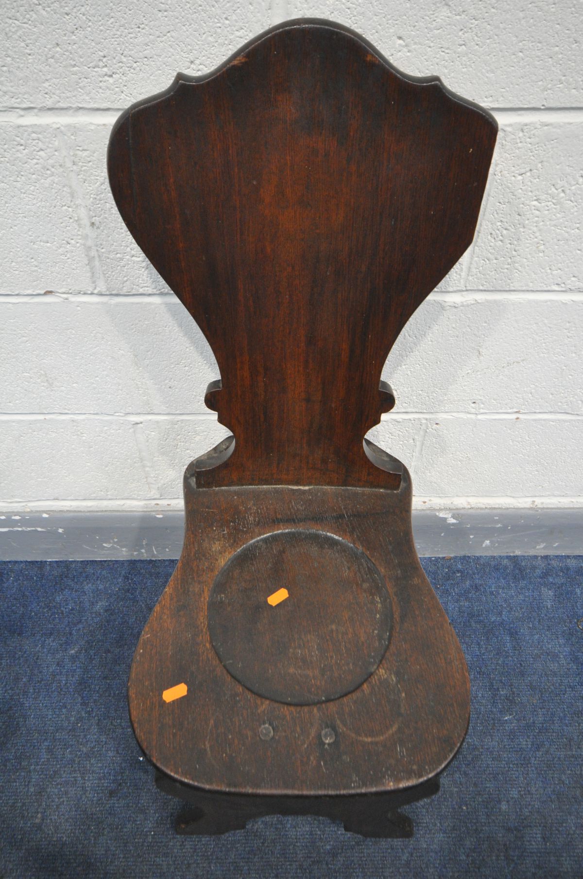 A GEORGE II AND LATER OAK HALL CHAIR, the stylised shield shaped back above shaped seat, recessed - Bild 3 aus 3