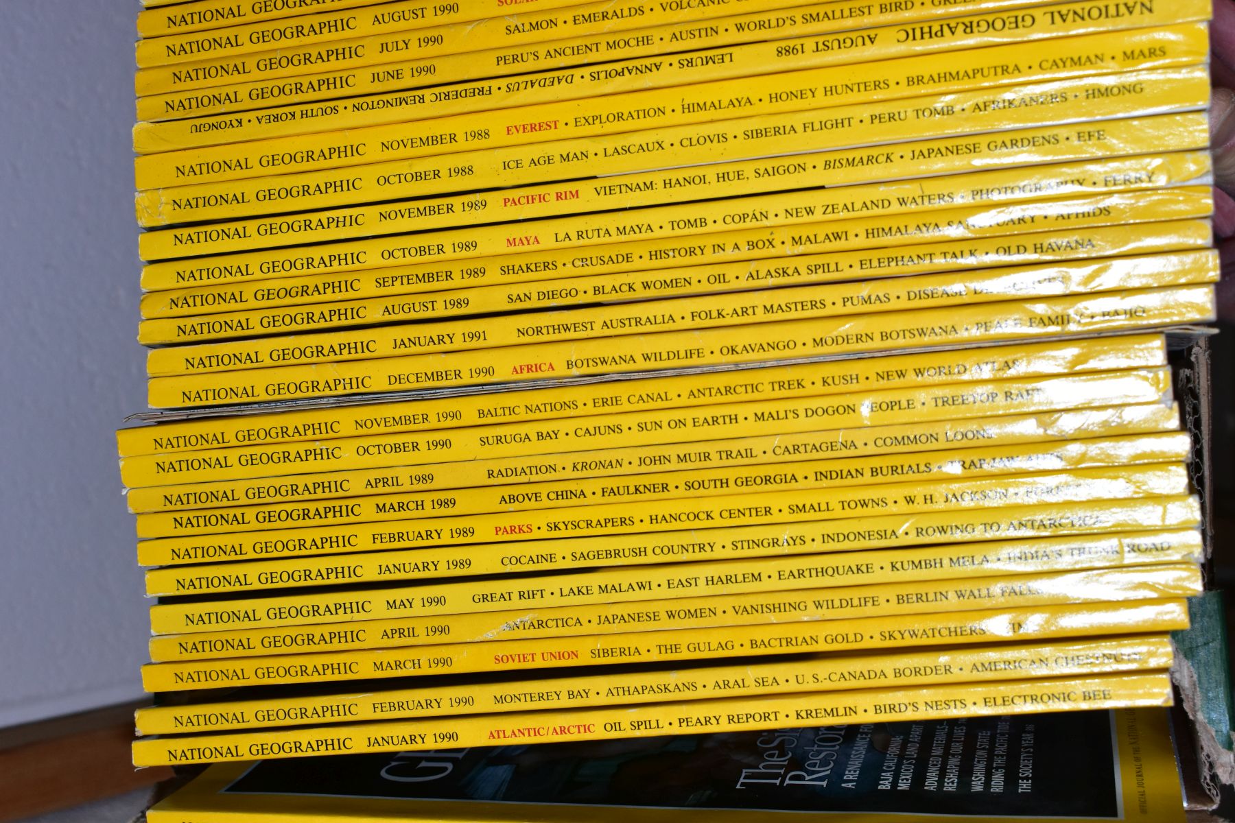THREE BOXES OF THE COUNTRYMAN, COUNTRYMAN AND NATIONAL GEOGRAPHIC MAGAZINES comprising seventy two - Image 4 of 8