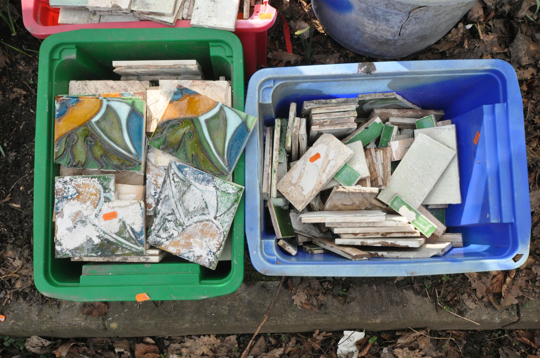 FOUR PLASTIC BOXES CONTAINING A SELECTION OF TILES, including various patterns (condition:- - Bild 2 aus 2
