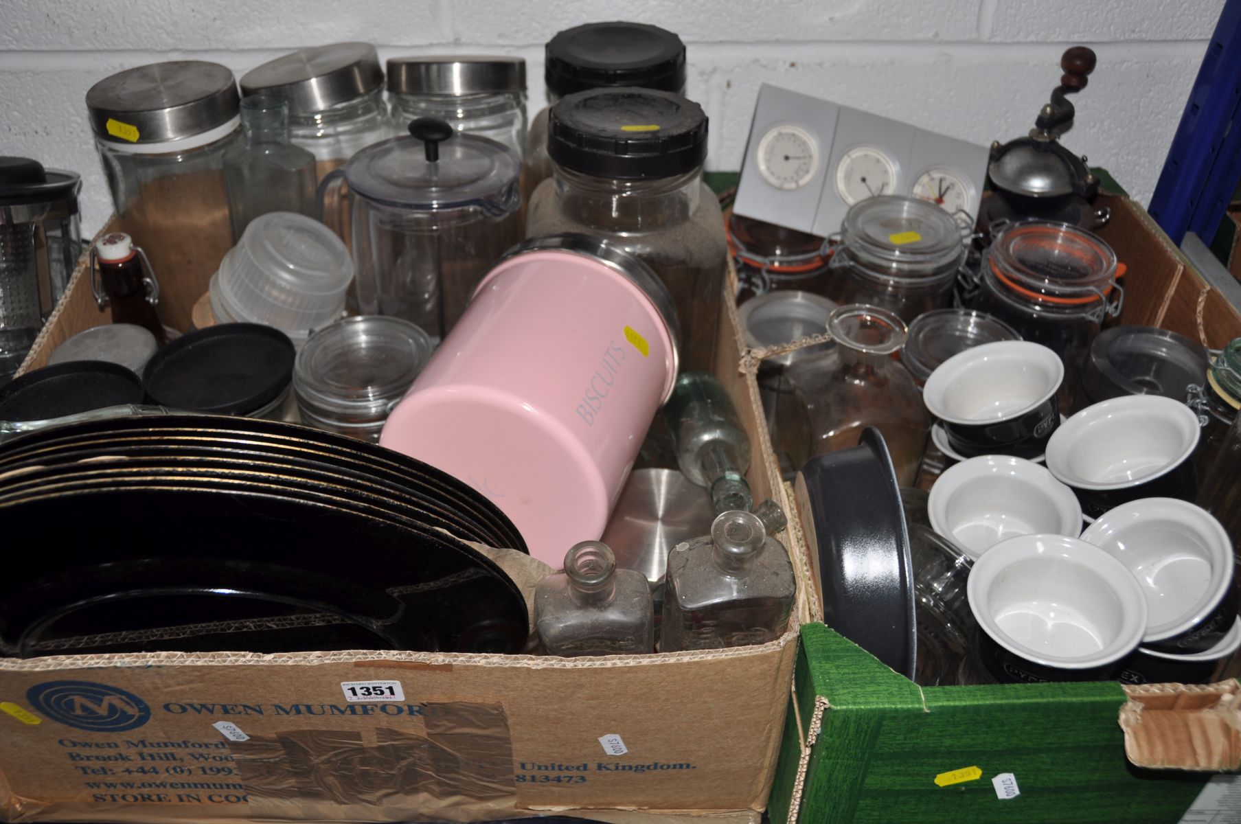 THREE BOXES AND LOOSE KITCHEN GLASSWARE, ETC, including Pyrex mixing bowls, glass and ceramic - Image 3 of 3