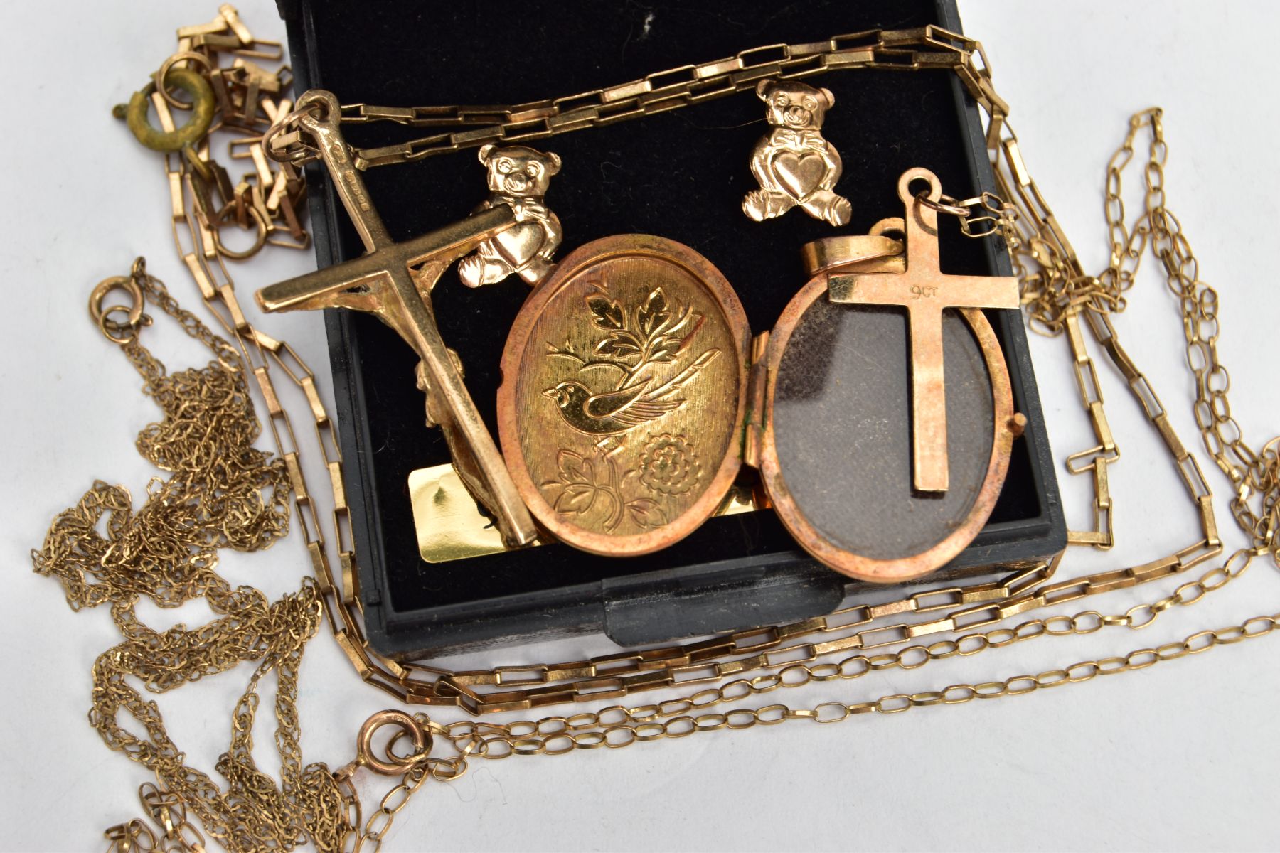 A SELECTION OF 9CT GOLD AND YELLOW METAL JEWELLERY, to include an oval locket engraved with a floral - Image 3 of 3