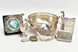 AN ASSORTMENT OF SILVER AND WHITE METAL ITEMS, to include a silver purse, engraved with a floral and