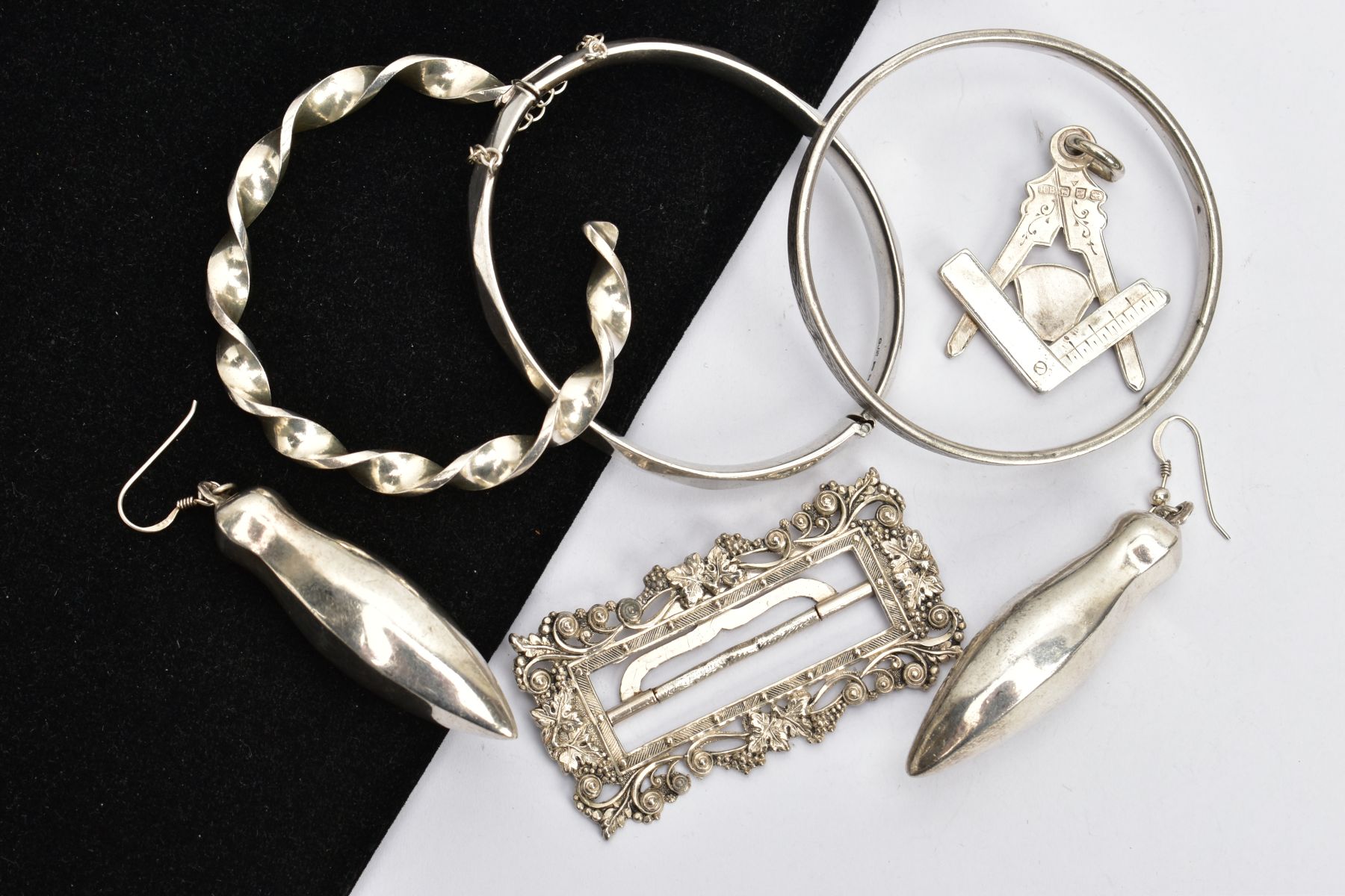 AN ASSORTMENT OF SILVER AND WHITE METAL JEWELLERY, to include a faceted silver hinged bangle,