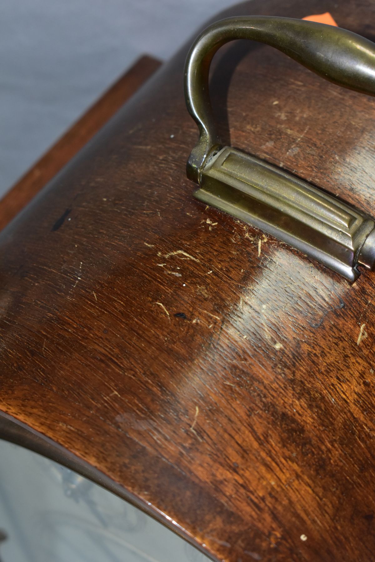 AN EARLY 20TH CENTURY MAHOGANY CASED DOME TOP CHIMING BRACKET CLOCK, hinged brass carrying handle to - Image 6 of 10