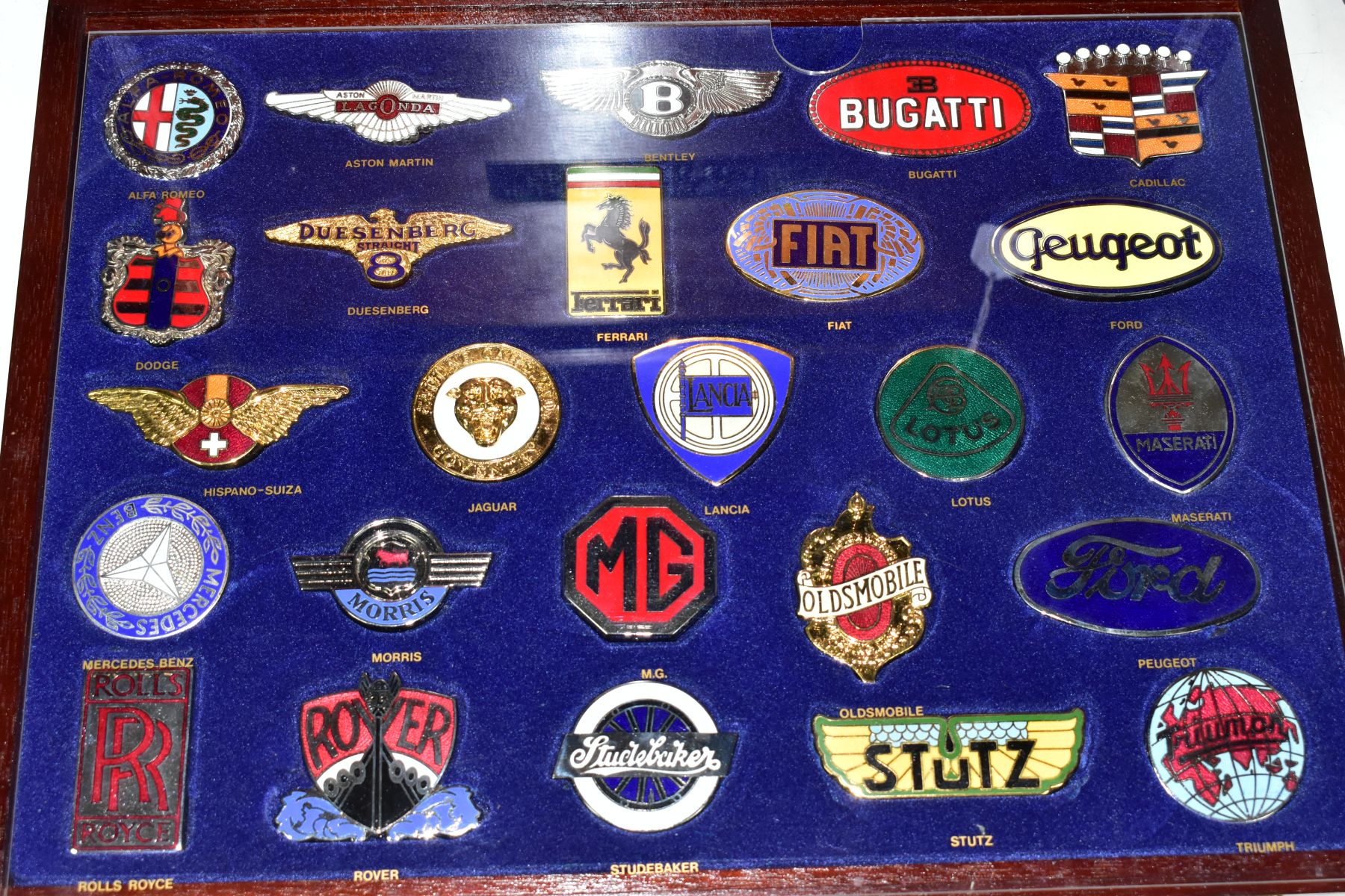 A COLLECTION OF TWENTY FIVE 'BADGES OF THE WORLD'S GREAT MOTOR CARS', issued by Danbury Mint, the - Image 3 of 6