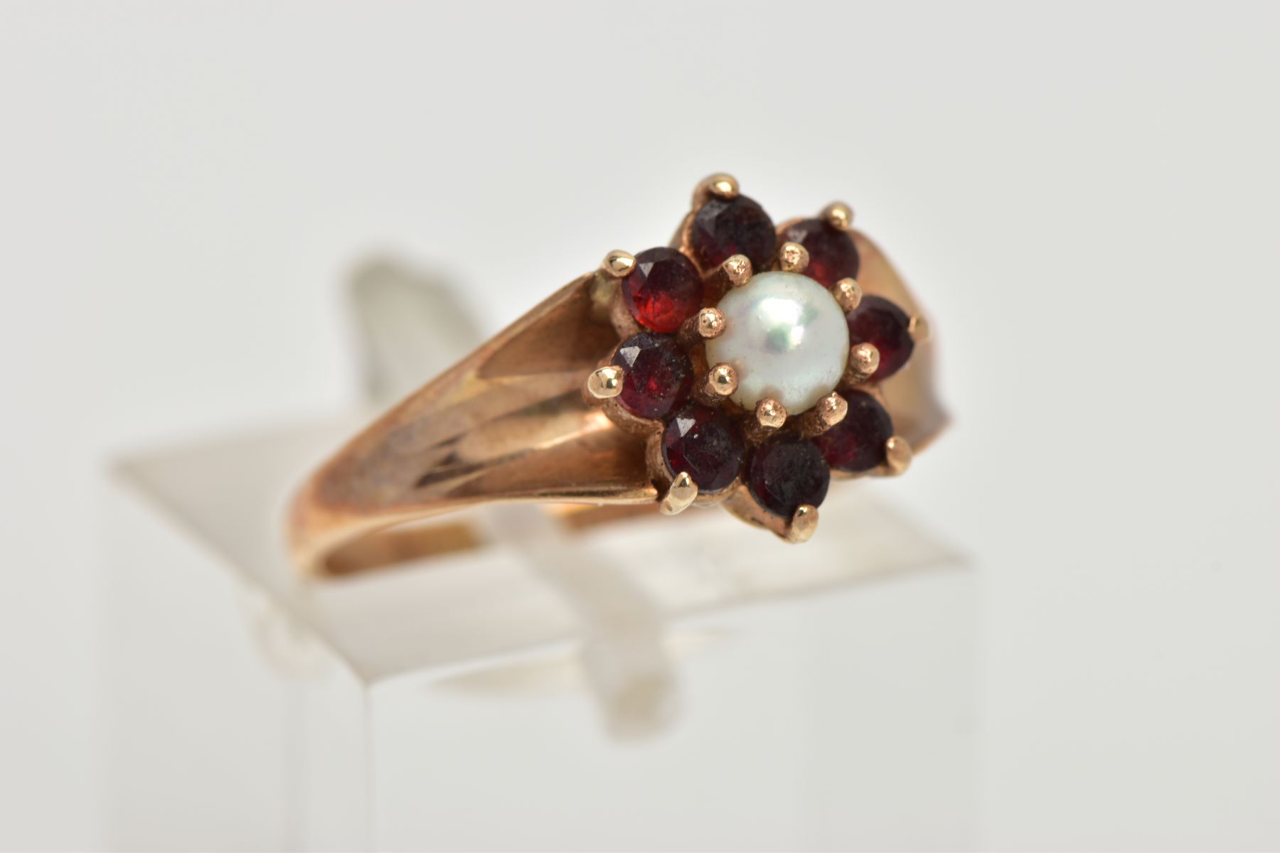 A 9CT GOLD GARNET AND PEARL CLUSTER RING, centring on a single cultured pearl, measuring - Image 4 of 4